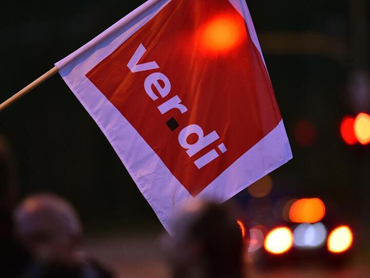 Eine Fahne der Gewerkschaft Verdi. Foto: Ralf Hirschberger/Archiv