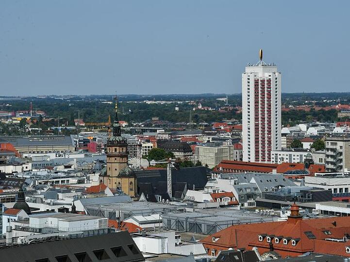 Blick vom Turm des Neuen Rathauses auf die Innenstadt von Leipzig mit der Nikolaikirche. Foto: Jens Kalaene/zb/dpa/Archivbild
