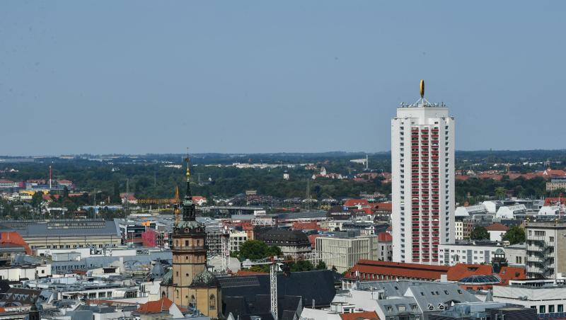 Blick vom Turm des Neuen Rathauses auf die Innenstadt von Leipzig mit der Nikolaikirche. Foto: Jens Kalaene/zb/dpa/Archivbild