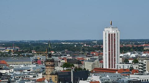 Blick vom Turm des Neuen Rathauses auf die Innenstadt von Leipzig mit der Nikolaikirche. Foto: Jens Kalaene/zb/dpa/Archivbild