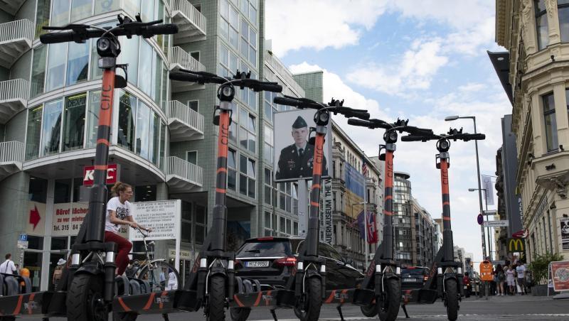 Bestes Testgebiet zum Auftakt: Am von Touristen umlagerten Checkpoint Charlie in Berlin warten E-Tretroller auf die ersten Nutzer. Bestes Testgebiet zum Auftakt: Am von Touristen umlagerten Checkpoint Charlie in Berlin warten E-Tretroller auf die ersten Nutzer.