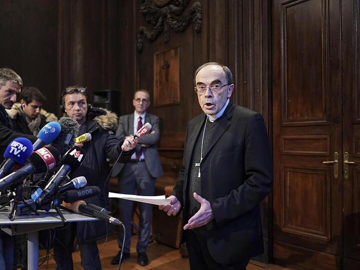 Kardinal Philippe Barbarin äußert sich auf einer Pressekonferenz in Lyon.