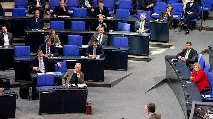 Michael Grosse-Brömer am Rednerpult rechnet im Bundestag mit der AfD-Fraktion ab.