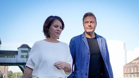 Annalena Baerbock und Robert Habeck kommen zum kleinen Parteitag.