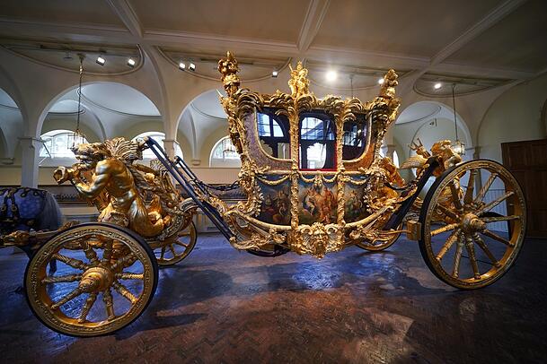 Die goldene Staatskutsche steht in den Royal Mews (Stallungen) im Buckingham Palace ausgestellt. König Charles III. und seine Königsgemahlin werden in der Diamond Jubilee State Coach, eine geschlossene Kutsche mit sechs Pferden, am 6. Mai 2023 zu den Feierlichkeiten der Krönung fahren. Die goldene Staatskutsche steht in den Royal Mews (Stallungen) im Buckingham Palace ausgestellt. König Charles III. und seine Königsgemahlin werden in der Diamond Jubilee State Coach, eine geschlossene Kutsche mit sechs Pferden, am 6. Mai 2023 zu den Feierlichkeiten der Krönung fahren.