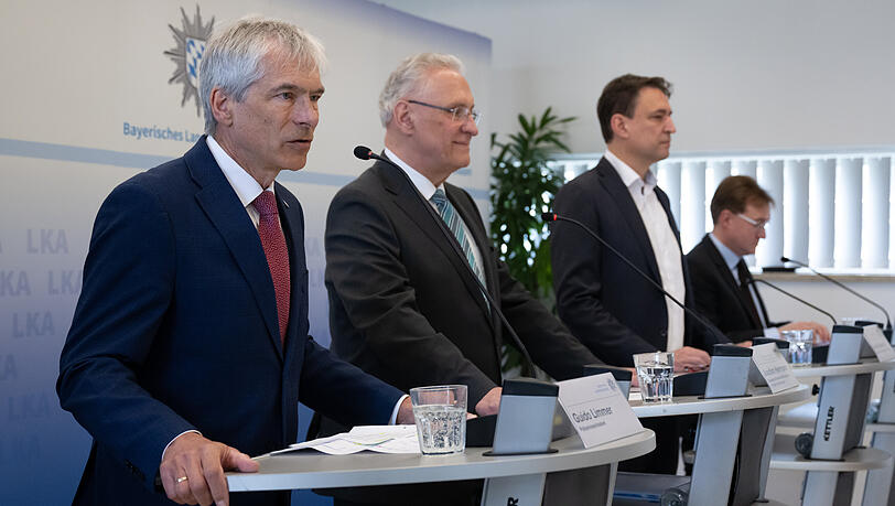 Guido Limmer, Vizepräsident des Bayerischen Landeskriminalamt (BLKA), Joachim Herrmann (CSU), Innenminister von Bayern, Georg Eisenreich (CSU), Justizminister von Bayern, und Thomas Goger, stellvertretender Leiter der Zentralstelle Cybercrime Bayern (ZCB - von links) bei der Pressekonferenz in München. Guido Limmer, Vizepräsident des Bayerischen Landeskriminalamt (BLKA), Joachim Herrmann (CSU), Innenminister von Bayern, Georg Eisenreich (CSU), Justizminister von Bayern, und Thomas Goger, stellvertretender Leiter der Zentralstelle Cybercrime Bayern (ZCB - von links) bei der Pressekonferenz in München.