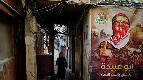 Ein Plakat des Hamas-Sprechers Abu Obeida. (Archivbild)