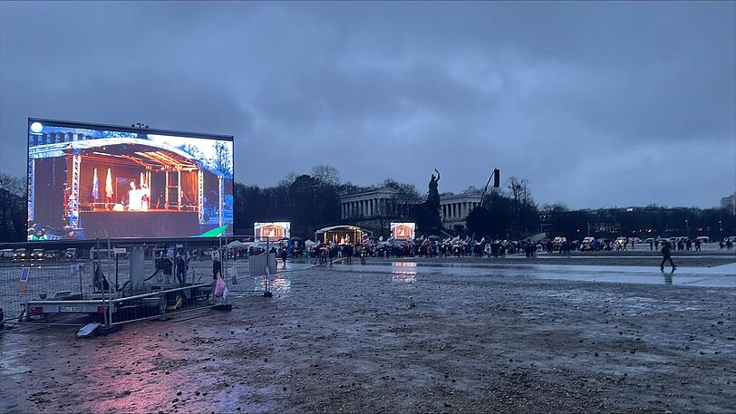 Bei str&ouml;menden Regen harren kurznach 17 Uhr noch etwa 3000 Menschen vor der B&uuml;hne aus.