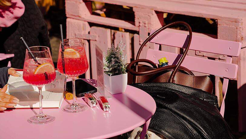 Nicht nur Barbie-Fans genie&szlig;en im rosa Schanigarten des Graf Rumford ihren Spritz. Hier her kommen auch viele Kunst-Fans.
