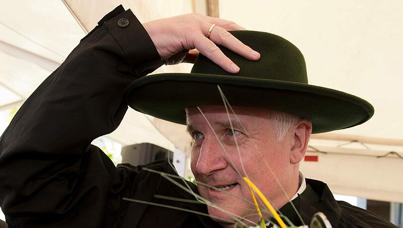 Seehofer als Schäfer. Die Bilder Seehofer als Schäfer. Die Bilder