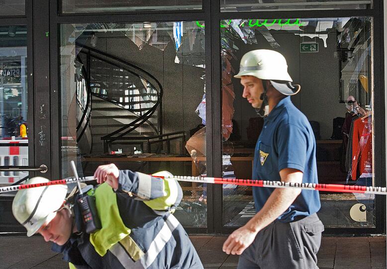 Schwabing am Tag nach der Bombensprengung: Die Spuren der Detonation sind deutlich zu erkennen. Im Laufe des Vormittags werden die Schäden an den Gebäuden der Umgebung erfasst.