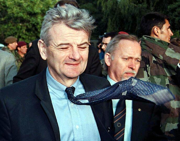 Mal wieder wegen der Optik im Gespräch: Grünen-Politiker Joschka Fischer weht 1999 bei einem Besuch in Frankreich die Krawatte weg.