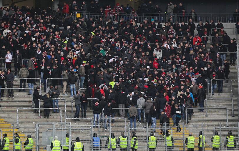 Nürnberger Fans verlassen zu Beginn des Spiel aus Protest gegen die Sicherheitsmaßnahmen zunächst die Ränge.