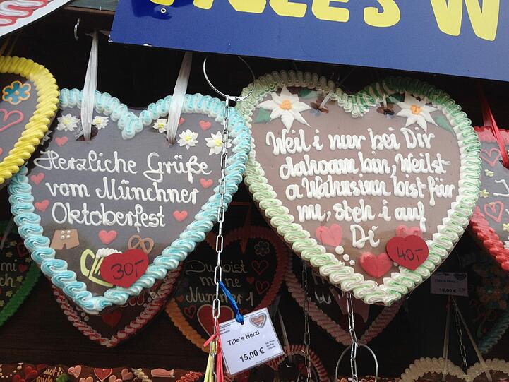 BETRUNKENER BAUT AB: Eine skirrile Polizeimeldung ereilt die AZ: Ein 21-Jähriger verliert sein Handy unter einem Wiesn-Standl. Der Betrunkene kommt auf eine kuriose Idee, besorgt sich einen Schraubenzieher und will den Stand abbauen.