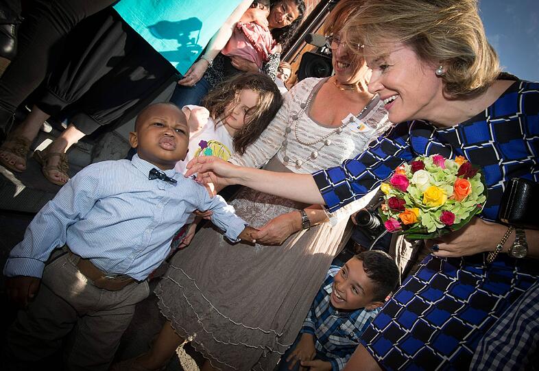 Dieser kleine Junge war vom Besuch der belgischen Königin Mathilde in Liege scheinbar weniger angetan.