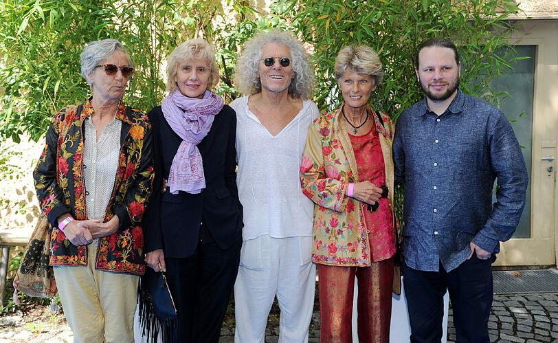 Der 68er-Altkommunarde: Rainer Langhans (m) und seine Partnerinnen Christa Ritter (l), Jutta Winkelmann (2.v.l.), Brigitte Streubel (2.v.r.) und der Regisseur Severin Winzenburg (r) bei einem Empfang des Filmfest München.
