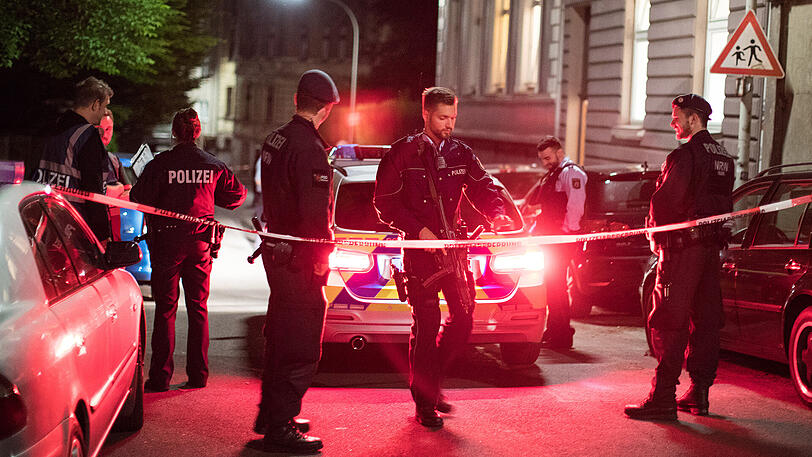 Polizeibeamte sperren den Tatort ab.