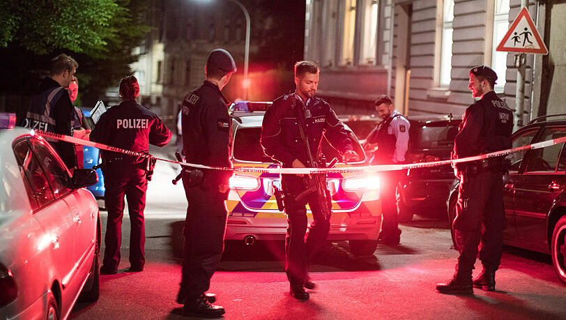 Polizeibeamte sperren den Tatort ab. Polizeibeamte sperren den Tatort ab.
