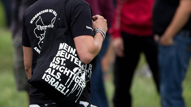 "Rock gegen Überfremdung": Die Bilder vom Neonazi-Konzert und dem Gegenprotest.