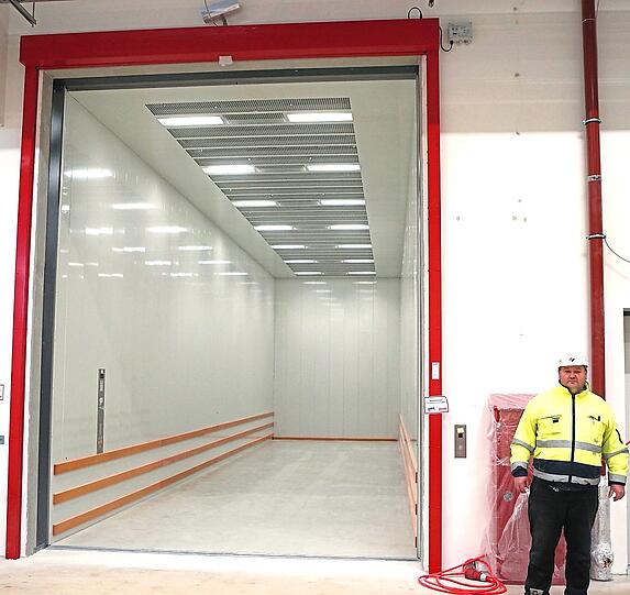 24 Meter lang ist der Aufzug im neuen Entwicklungszentrum - da passen auch die Busse und Lkw rein.