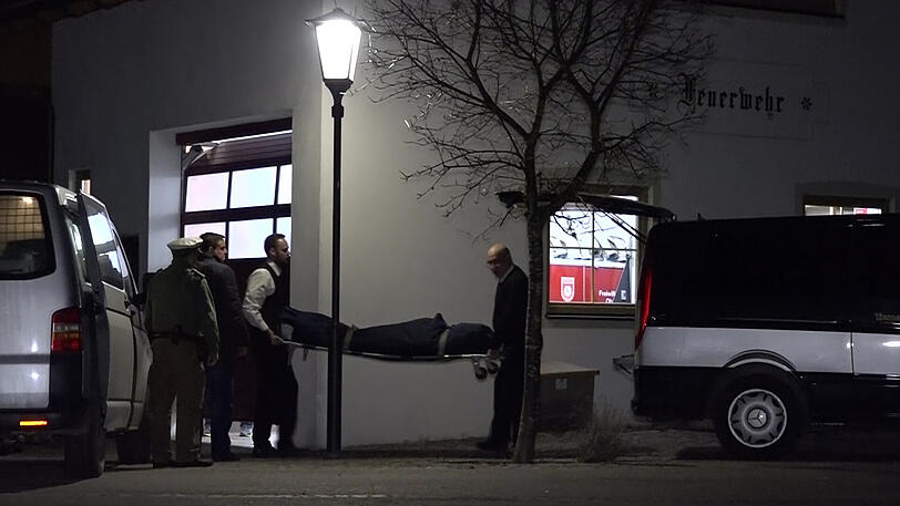 Die Leiche des Schauspielers wird aus dem Feuerwehrhaus gebracht.
