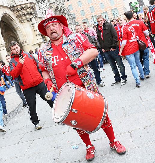 Fans lassen es beim Champions-League-Finale des FC Bayern gegen Dortmund rund um den Marienplatz krachen. Die Bilder