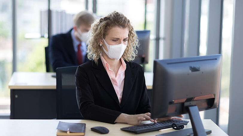 Büroarbeit in Corona-Zeiten (Symbolbild).