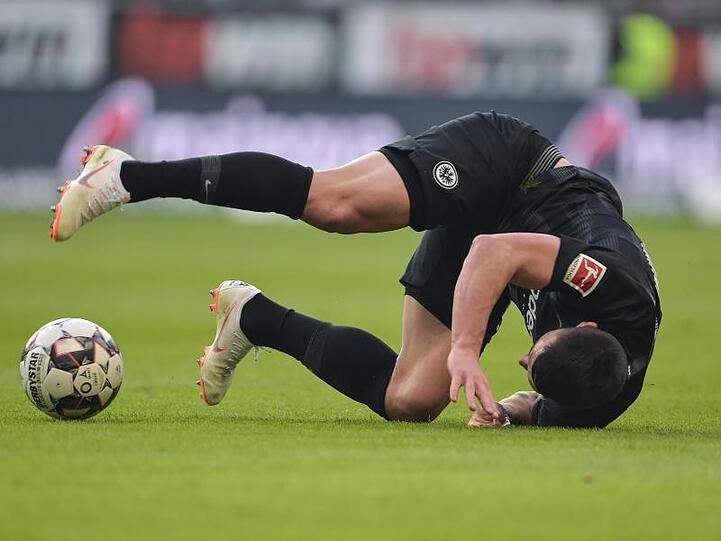 Frankfurts Filip Kostic geht nach einem Zweikampf zu Boden.