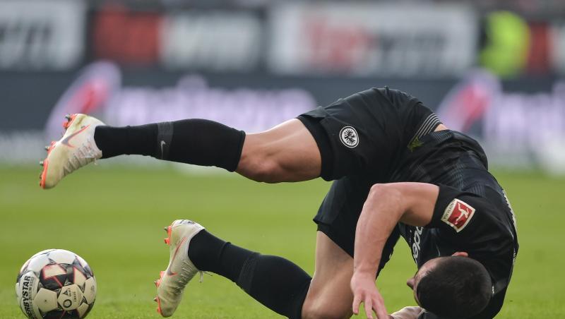 Frankfurts Filip Kostic geht nach einem Zweikampf zu Boden. Frankfurts Filip Kostic geht nach einem Zweikampf zu Boden.