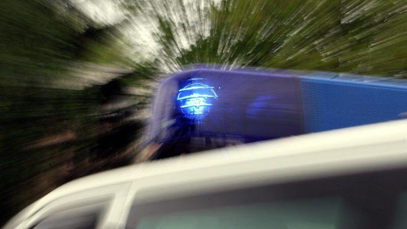 Das Blaulicht eines Polizei-Einsatzfahrzeuges leuchtet. Foto: Marcus Führer/dpa