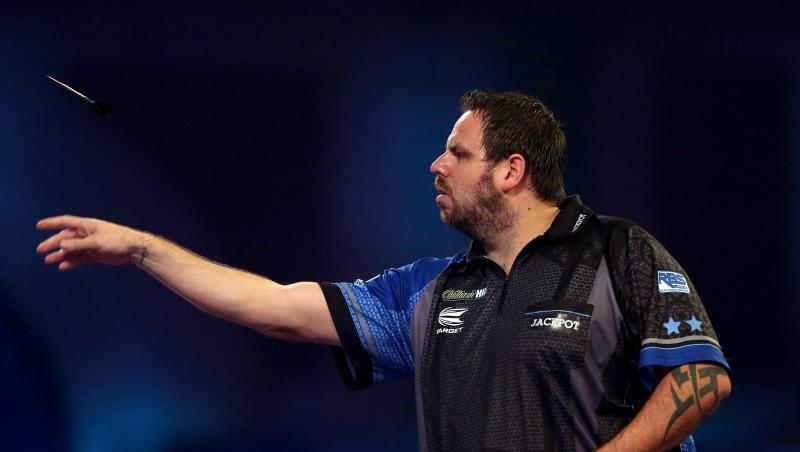 Adrian Lewis lag 2:0 und 3:1 in Sätzen vorn. Adrian Lewis lag 2:0 und 3:1 in Sätzen vorn.