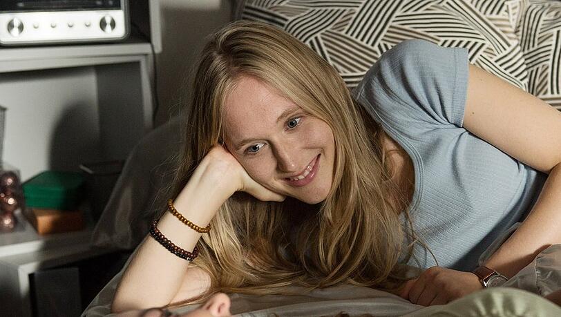 "Jeanny - Das fünfte Mädchen": Jeanny (Theresa Riess) quatscht mit ihrer Freundin über Jungs.