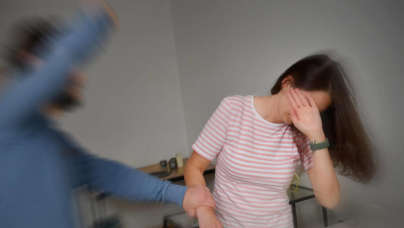 Für Betroffene von häuslicher Gewalt sind Frauenhäuser ein Rettungsanker. Doch die Plätze sind rar.
