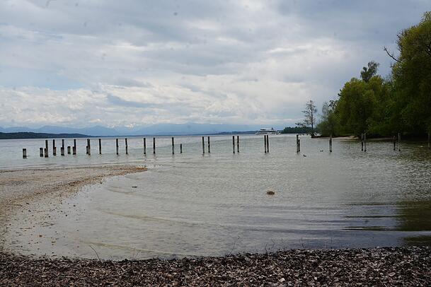 Steg 4, ein St&uuml;ck s&uuml;dlich der Stege 1, 2 und 3, ist bereits abgerissen. Hier ragen nur noch die Pfosten aus dem Wasser.