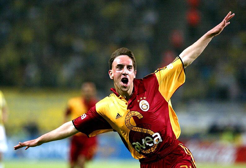 Ribery gibt jedoch nicht auf. Über die Stationen Brest und Metz komm der quirlige Franzose schließlich zum türkischen Traditionsklub Galatasaray Istanbul. (2005)