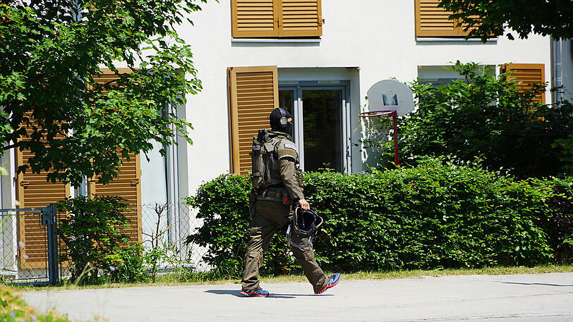 Der Mann verbarrikadierte sich in seiner Wohnung - die Polizei forderte eine SEK-Einheit ein. Die Bilder vom Einsatzort.
