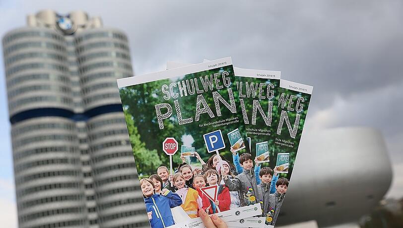 Die Schüler der Grundschule an der Oselstraße bei der Übergabe der neuen Schulwegpläne im BMW Museum. Die Schüler der Grundschule an der Oselstraße bei der Übergabe der neuen Schulwegpläne im BMW Museum.
