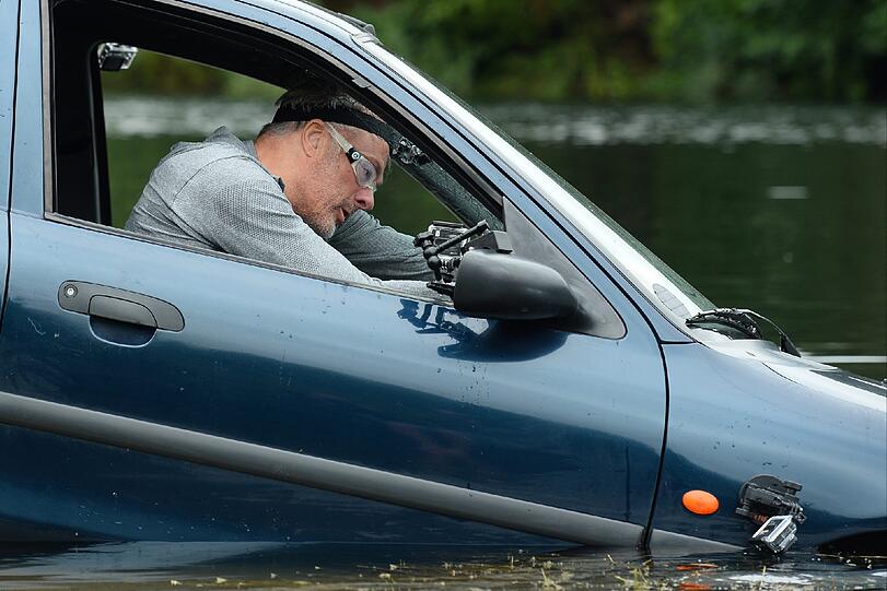 Die Challenge für Ronald: Er muss in einem untergehenden Auto einen Ball durch ein Netz befördern. Die Bilder.