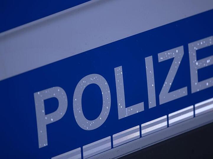 Der reflektierende Schriftzug "Polizei" ist auf einem Streifenwagen zu sehen. Foto: Jens Büttner/dpa-Zentralbild/ZB/Symbolbild