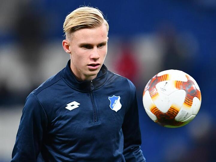 Hoffenheims Nicolas Wähling spielt den Ball beim Aufwärmtraining. Foto: Uwe Anspach/Archiv