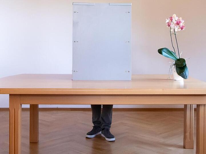 Eine Person wählt in einer Wahlkabine. Foto: Sven Hoppe/dpa/Archivbild