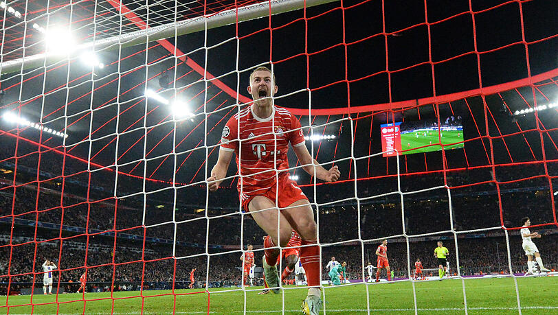 Eine der Szenen des Abends bei Bayerns 2:0-Sieg gegen Paris Saint-Germain: Matthijs de Ligt klärt den Ball kurz vor der Torlinie – und jubelt anschließend wie nach einem eigenen Treffer. Eine der Szenen des Abends bei Bayerns 2:0-Sieg gegen Paris Saint-Germain: Matthijs de Ligt klärt den Ball kurz vor der Torlinie – und jubelt anschließend wie nach einem eigenen Treffer.