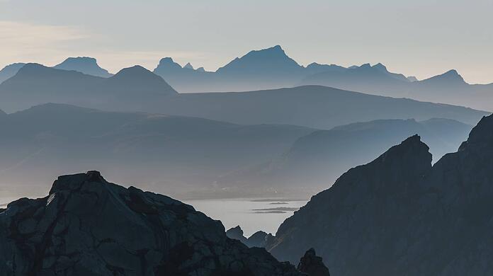 Ausblick vom Berg Glomtinden über den Henningsværsund auf die Insel Vestvågøy, Lofoten.