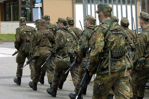 Bundeswehrsoldaten rücken zu einer Übung aus. Auf der Wiesn benahmen sich jetzt zwei der kameraden ziemlich daneben.