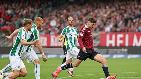 Der sehr agile Stefanos Tzimas (r) erzielt das 1:0 für Nürnberg.