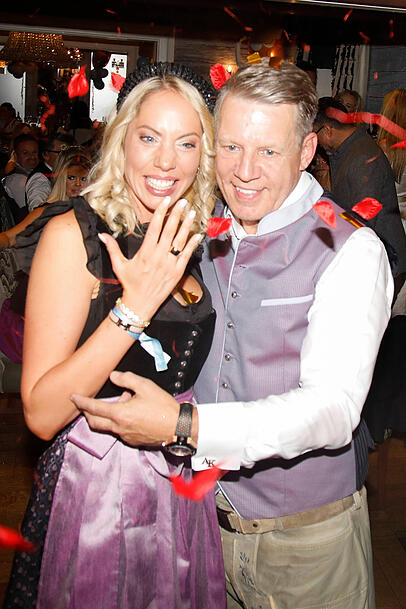 Axel und Sarah Kahn zeigen sich überglücklich auf ihrer Oktoberfest-Party.