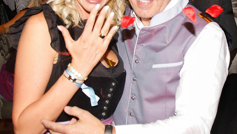 Axel und Sarah Kahn zeigen sich überglücklich auf ihrer Oktoberfest-Party. Axel und Sarah Kahn zeigen sich überglücklich auf ihrer Oktoberfest-Party.