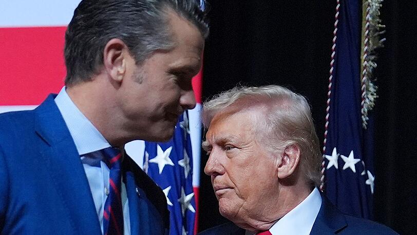 Pentagon-Chef Hegseth (l) ordnete den Berichten zufolge an, "alle zu töten". (Archivbild) Pentagon-Chef Hegseth (l) ordnete den Berichten zufolge an, "alle zu töten". (Archivbild)