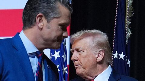 Pentagon-Chef Hegseth (l) ordnete den Berichten zufolge an, "alle zu töten". (Archivbild)