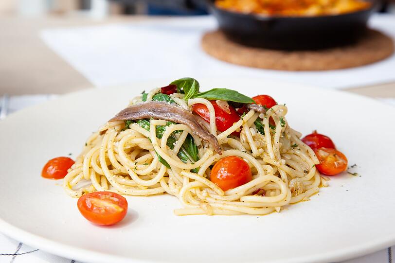 Nicht jeder mag sie, aber Sardellen eignen sich wegen ihres kr&auml;ftigen Geschmacks hervorragend als Salz-Alternative. Je nach Belieben verfeinern die kleinen Fische Tomatenso&szlig;en, Pasta- und Pizzagerichte und sorgen f&uuml;r eine besondere W&uuml;rze. Dabei passen sie wunderbar zu frischen oder getrockneten Kr&auml;utern wie Rosmarin und Oregano.